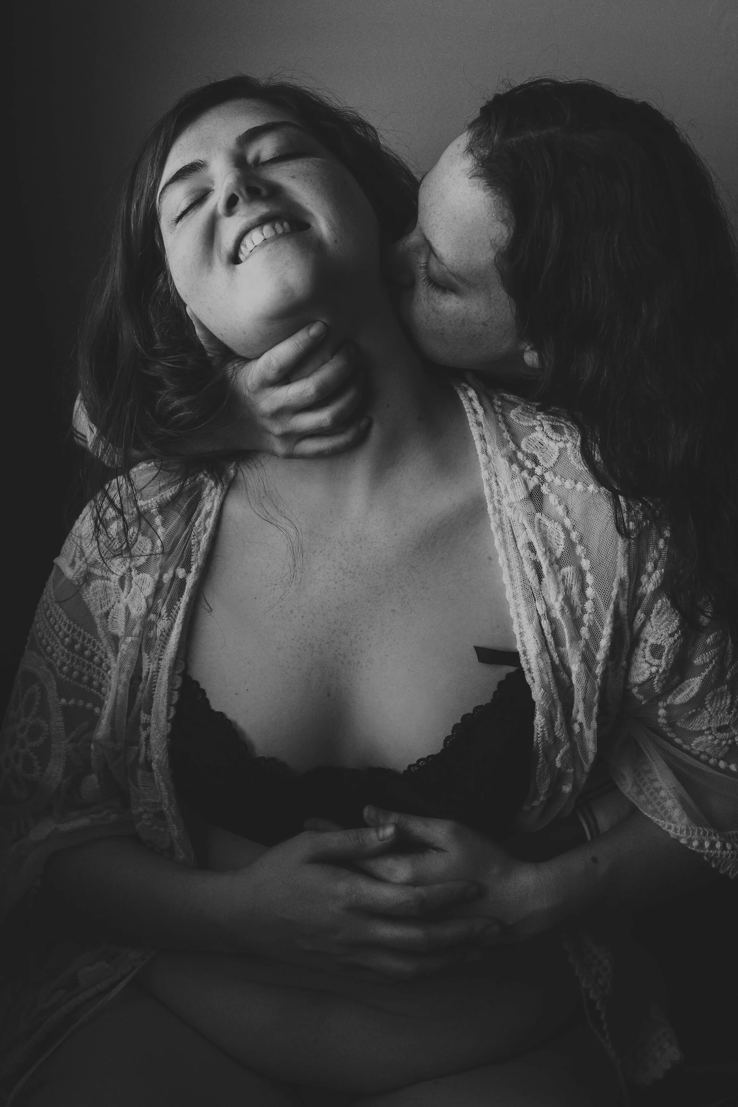 6 kadr serialidagi aktyorlarning hammasi jinsiy aloqada bolgan porno video